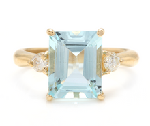 Load image into Gallery viewer, 3.28 Carats Impressive Natural Aquamarine and Diamond 14K Yellow Gold Ring